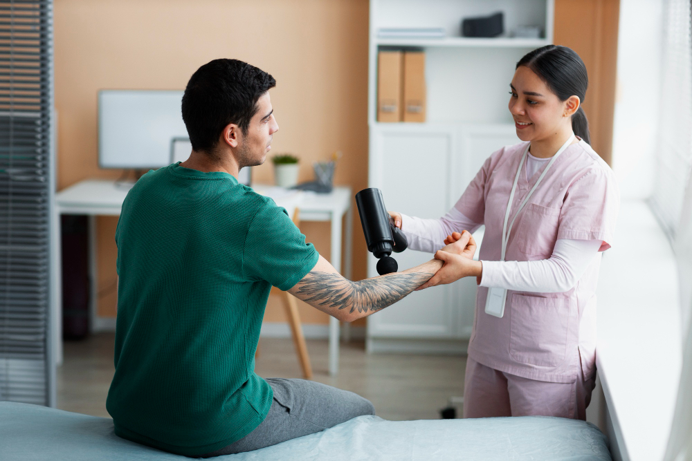 Dokter wanita memberikan pemeriksaan kepada pasien di area indoor, menggambarkan layanan personal dan privasi dalam konsultasi.