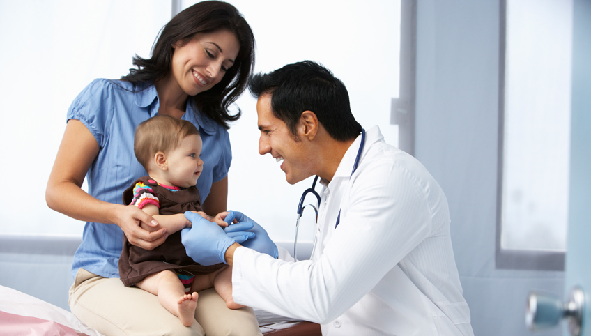 Pediatric doctor talking with parents during child’s medical consultation at Nawadipa Medical Care Bali.